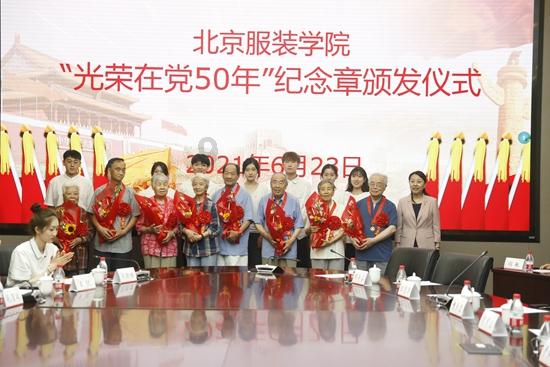 年轻女总监“衣不蔽体”被破门带走,欲提起行政诉讼,律师:警方应考虑人性化办案
